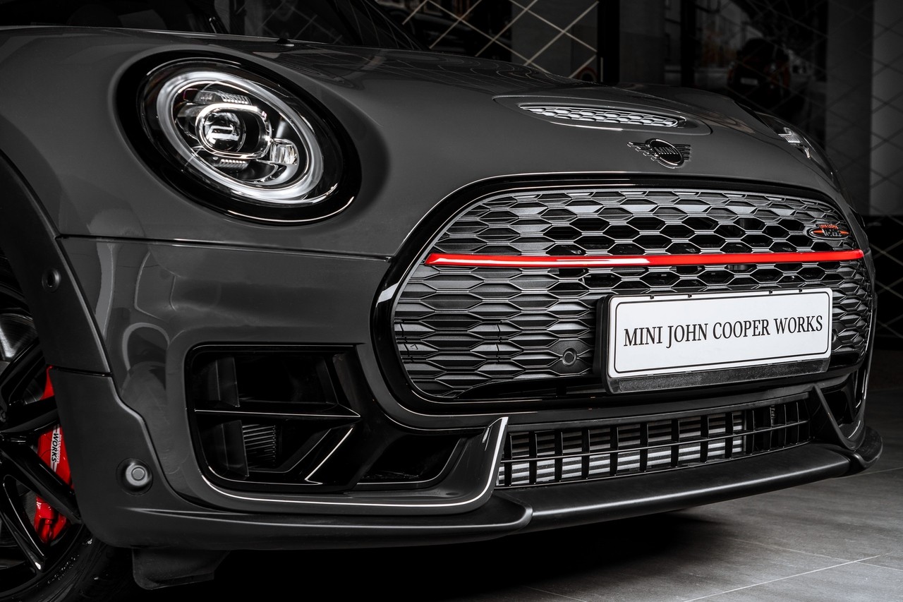 MINI John Cooper Works Clubman – вид спереди 